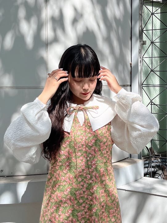 グリーン系のノーカラーコート、ベージュ系のパンプス、ホワイト系のシャツ/ブラウスを着用したレディースの秋コーディネートの4枚目の写真