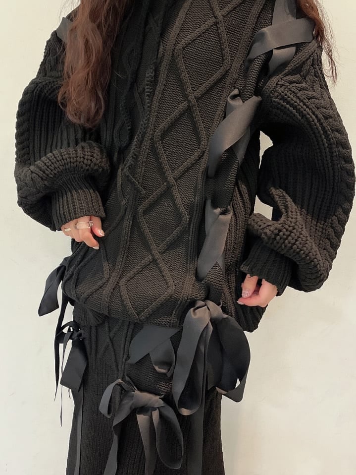 ブラウン系のブーツ、ブラウン系のブーツ、ブラック系のスカートを着用したレディースの秋コーディネートの5枚目の写真