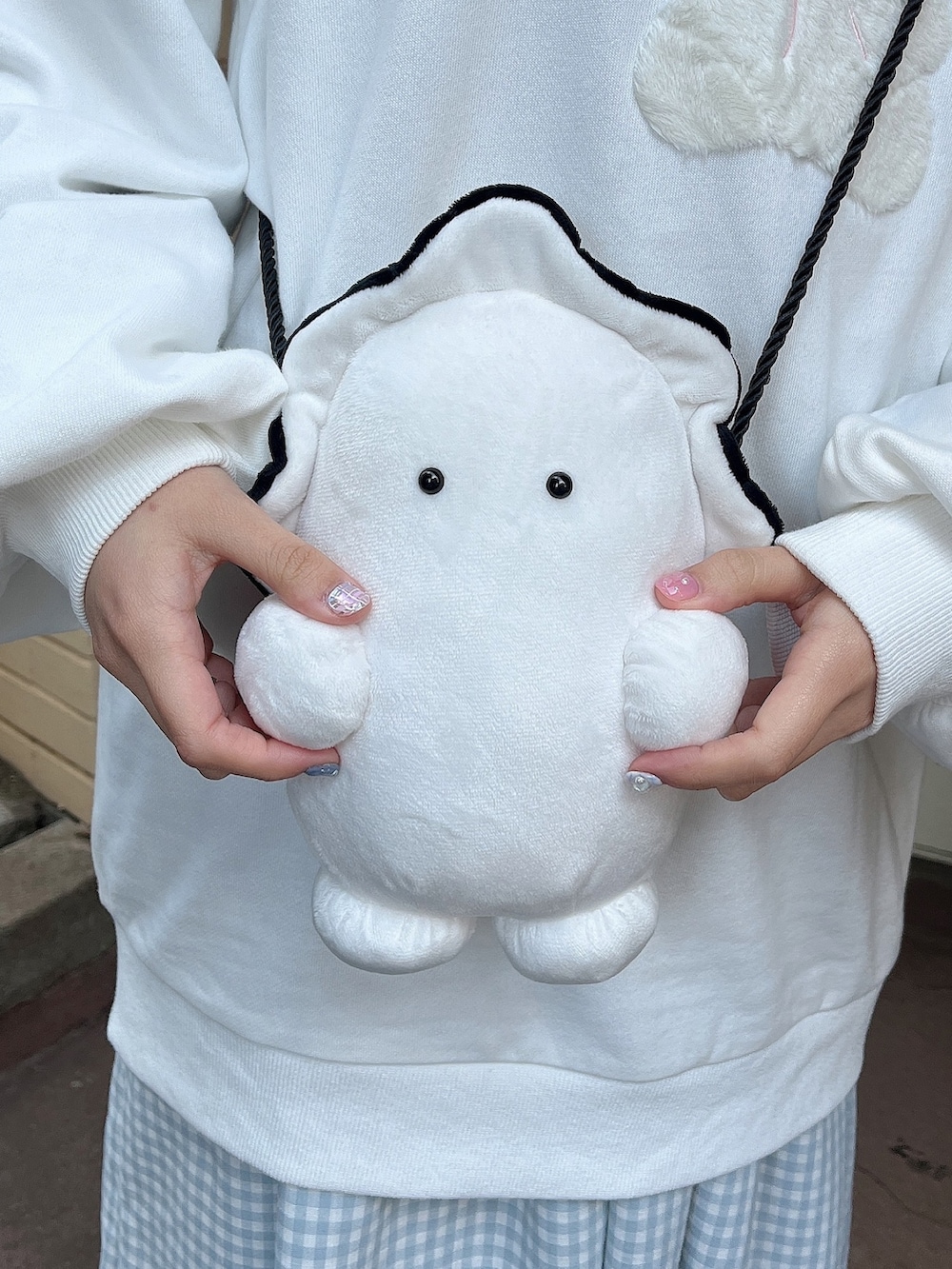 ホワイト系のスウェット、ホワイト系のショルダーバッグ、ブルー系のワンピースを着用したレディースの冬コーディネートの8枚目の写真