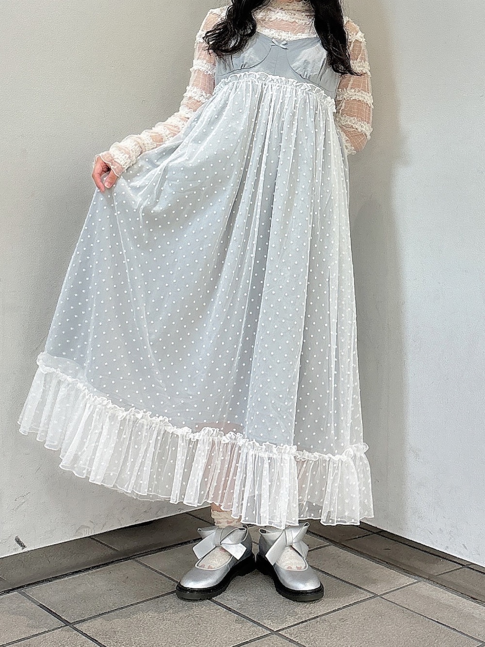 ホワイト系のTシャツ/カットソー、グレー系のワンピース、シルバー系のバレエシューズを着用したレディースの夏コーディネートの3枚目の写真