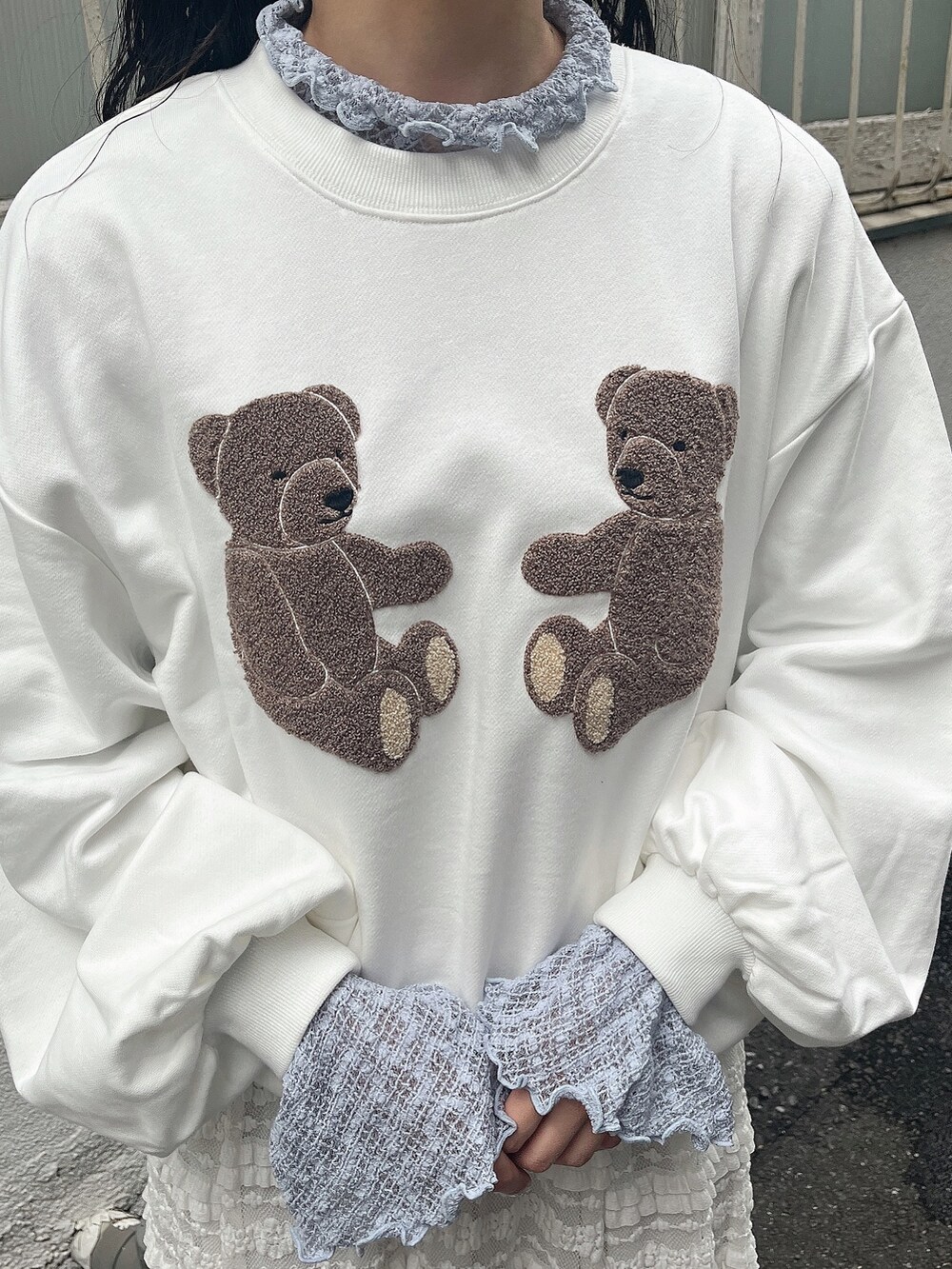 ホワイト系のスウェット、ブルー系のTシャツ/カットソー、ホワイト系のスカートを着用したレディースの秋コーディネートの6枚目の写真