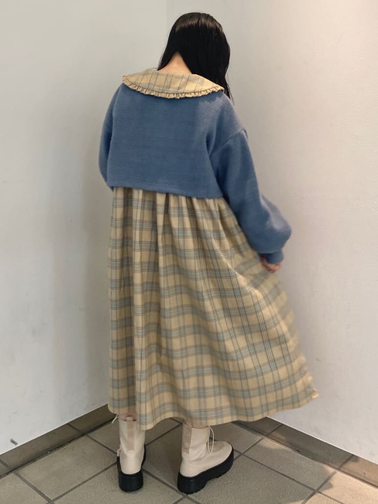 ホワイト系のブーツ、ホワイト系のトートバッグ、ベージュ系のワンピースを着用したレディースの秋コーディネートの2枚目の写真