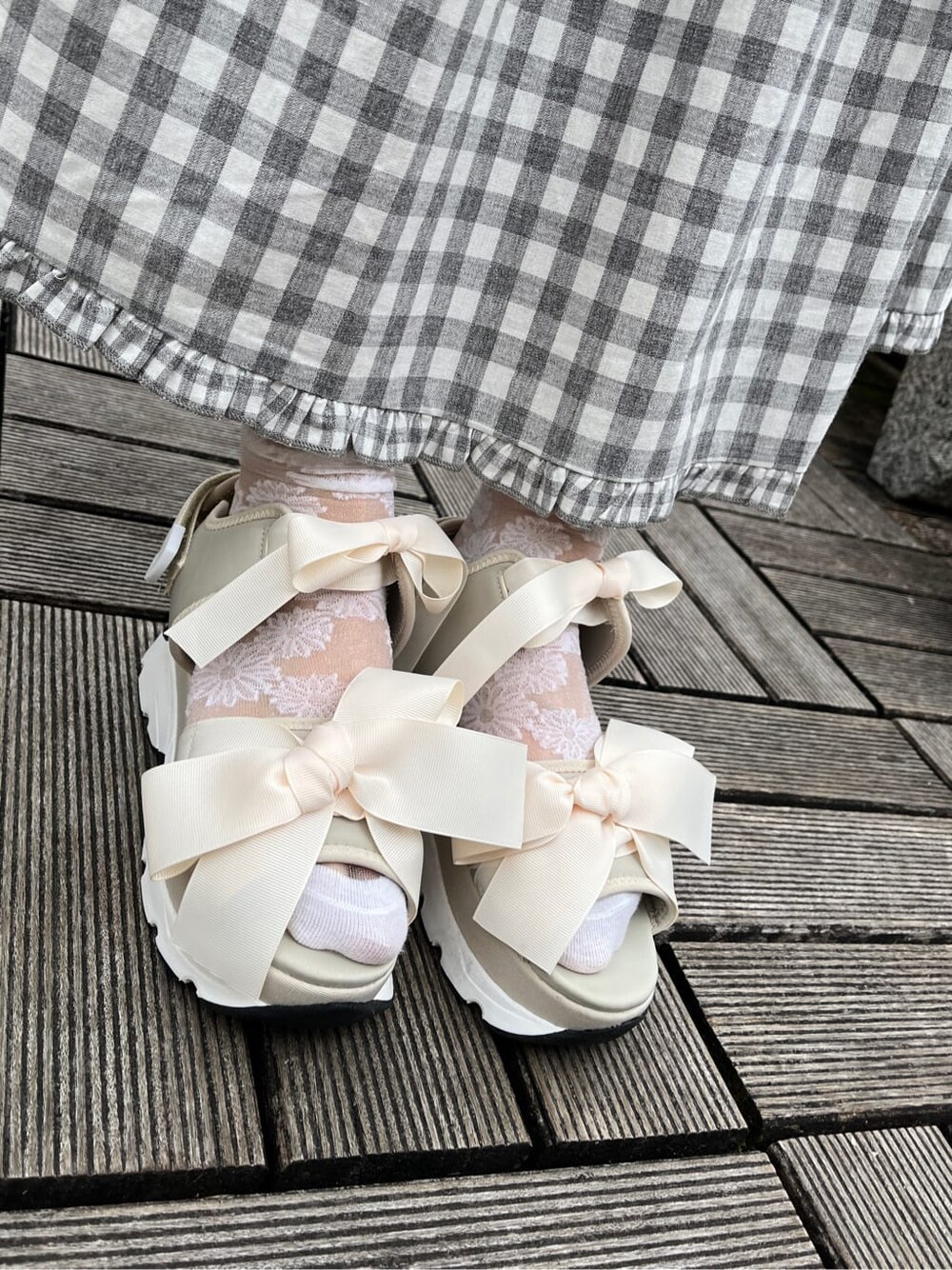 ホワイト系のTシャツ/カットソー、ホワイト系のサンダル、ブルー系のTシャツ/カットソーを着用したレディースの春コーディネートの6枚目の写真