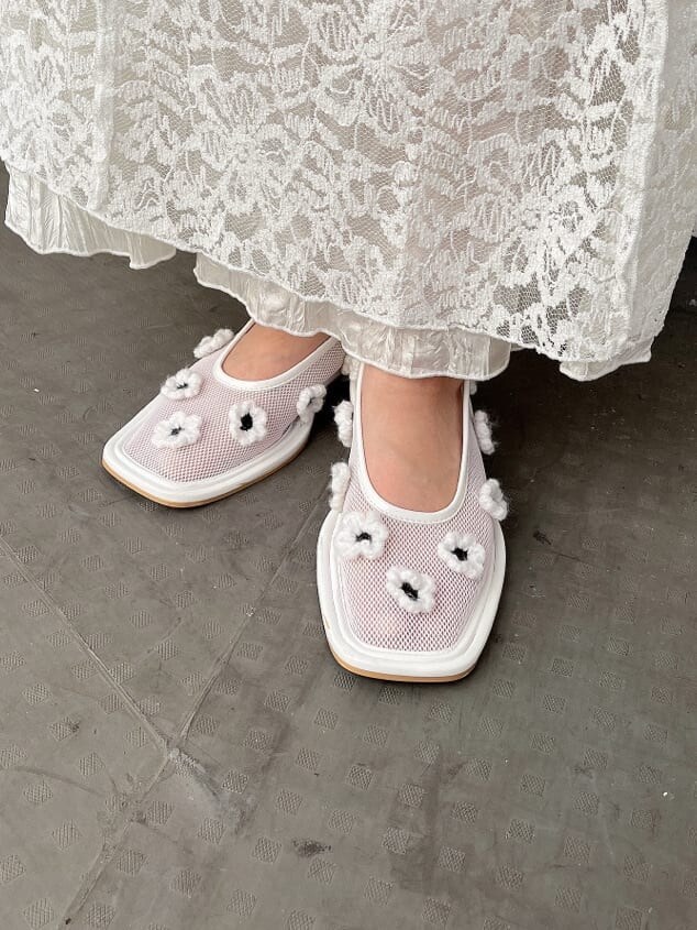 ホワイト系のワンピース、ホワイト系のパンプス、ホワイト系のシャツ/ブラウスを着用したレディースの秋コーディネートの5枚目の写真