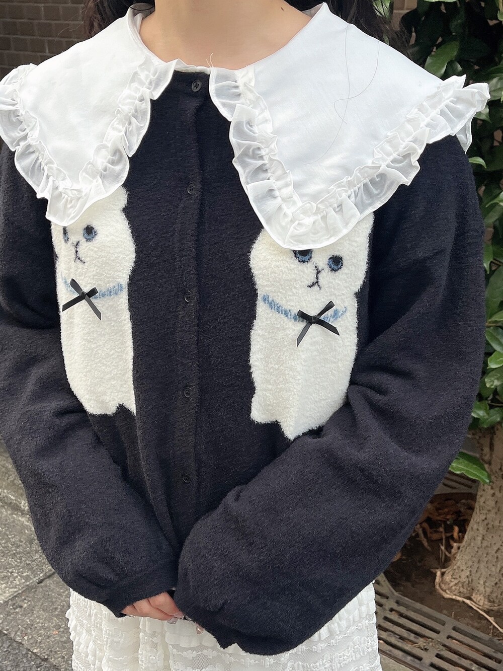 ホワイト系のスカート、ブラック系のカーディガン/ボレロ、ホワイト系のシャツ/ブラウスを着用したレディースの秋コーディネートの5枚目の写真