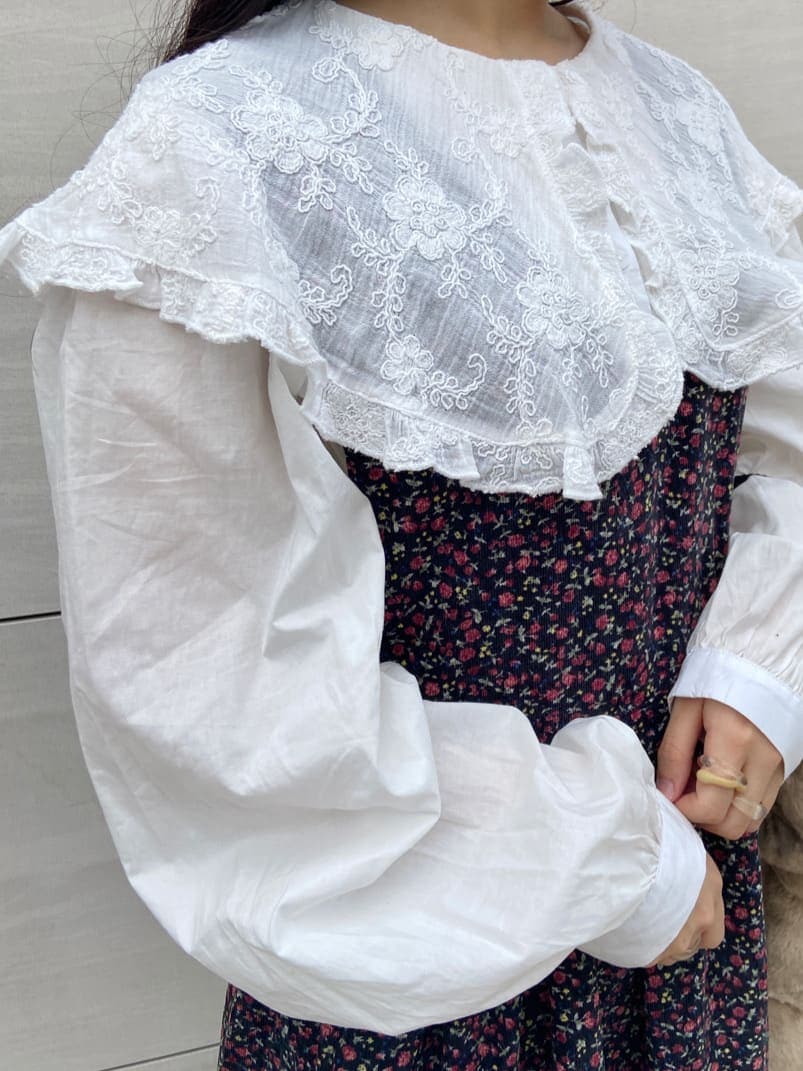 ブラック系のワンピース、ベージュ系のハンドバッグ、ホワイト系のシャツ/ブラウスを着用したレディースの夏コーディネートの5枚目の写真