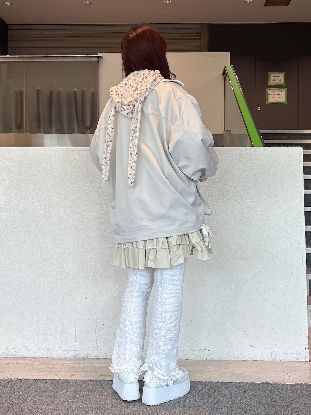 ホワイト系のTシャツ/カットソー、ホワイト系のワンピース、ホワイト系のその他パンツを着用したレディースの冬コーディネートの4枚目の写真