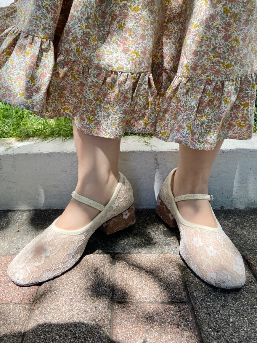 ホワイト系のワンピースを着用したレディースの夏コーディネートの5枚目の写真