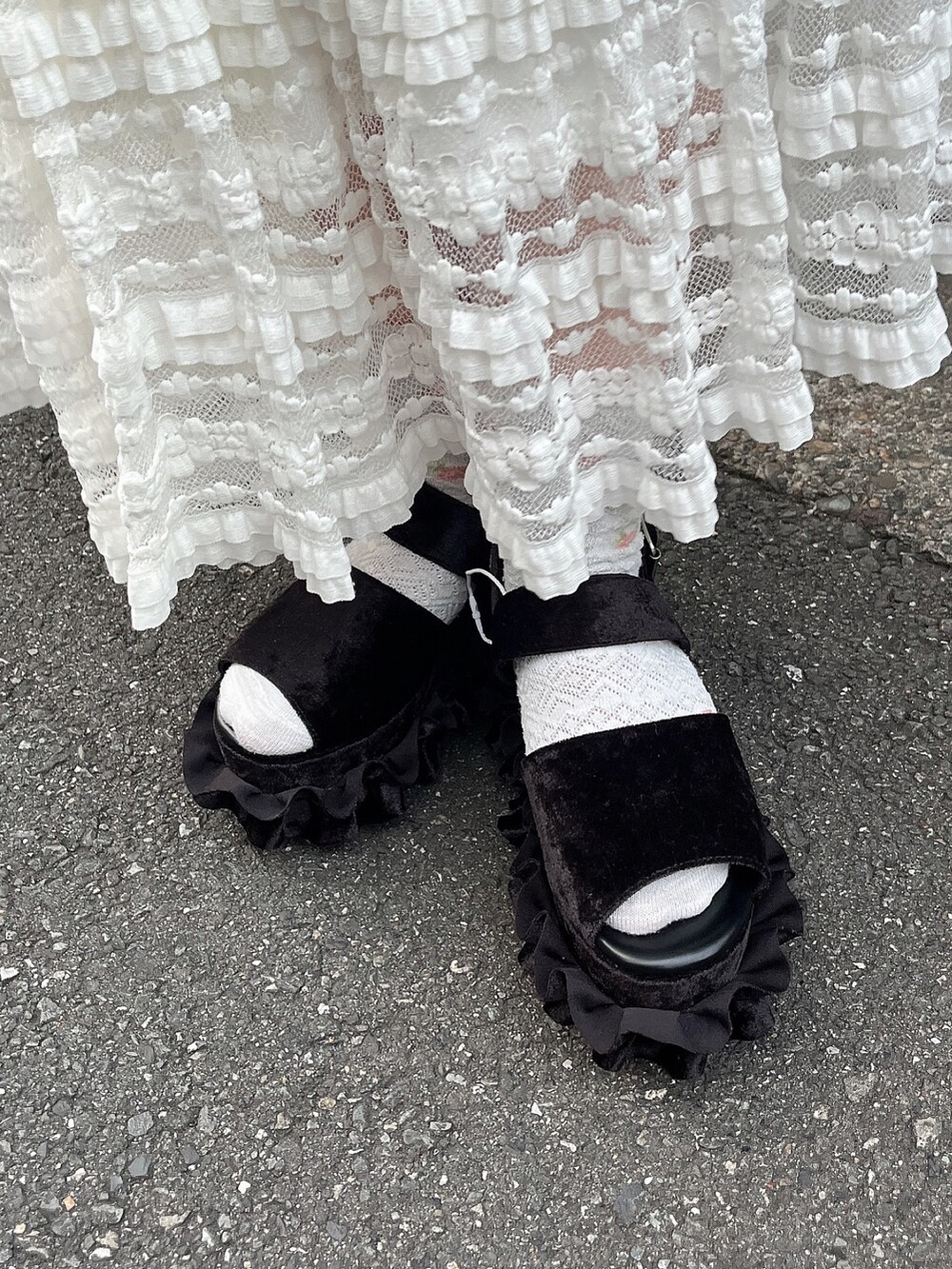 ホワイト系のシャツ/ブラウス、ブラック系のカーディガン/ボレロ、ホワイト系のスカートを着用したレディースの夏コーディネートの6枚目の写真