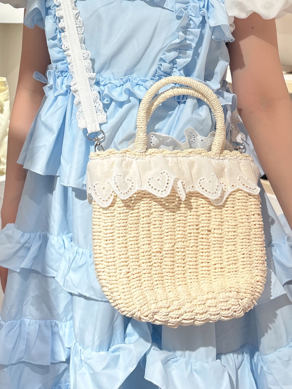 ホワイト系のシャツ/ブラウス、ホワイト系のハンドバッグ、ブルー系のワンピースを着用したレディースの夏コーディネートの6枚目の写真