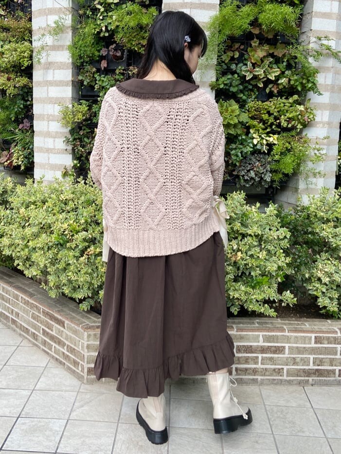 ブラウン系のワンピース、ホワイト系のブーツ、ベージュ系のカーディガン/ボレロを着用したレディースの秋コーディネートの2枚目の写真