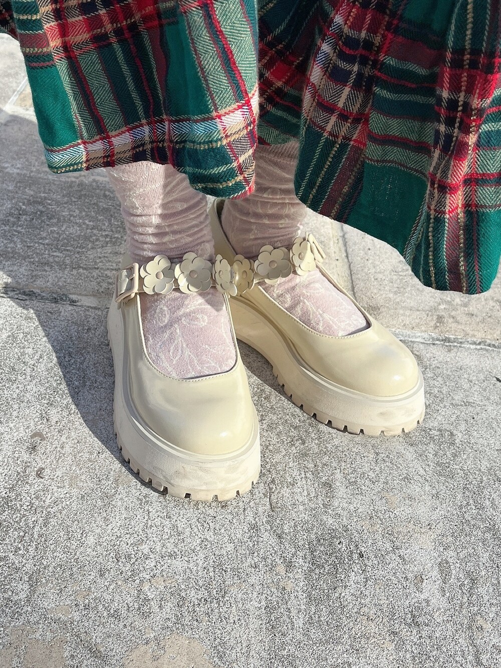 ホワイト系のパーカー、ホワイト系のその他アウター、グリーン系のスカートを着用したレディースの冬コーディネートの9枚目の写真