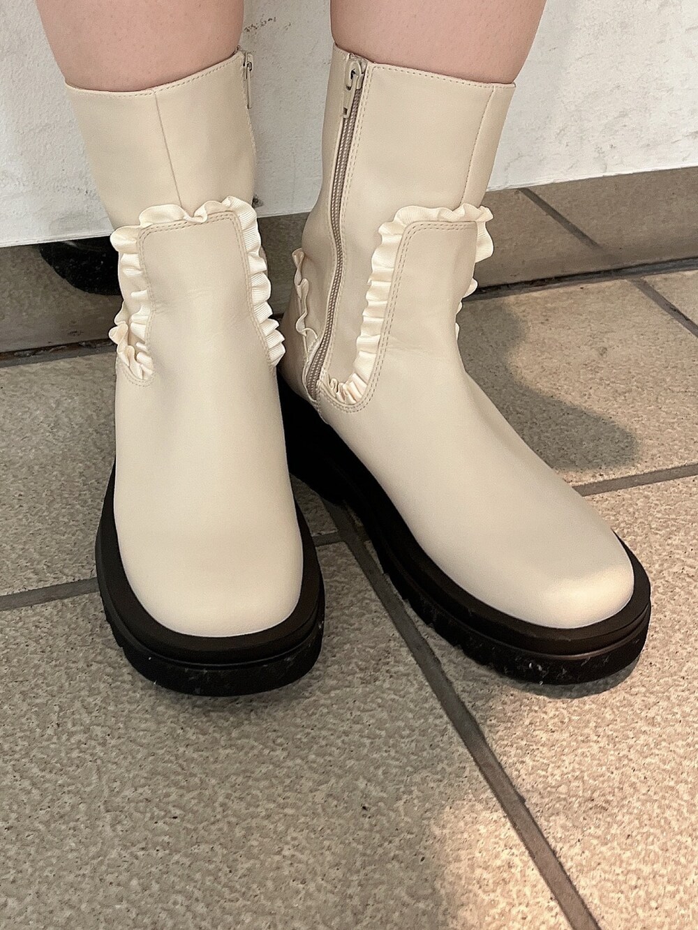 ホワイト系のシャツ/ブラウス、ホワイト系のニット/セーター、ホワイト系のスカートを着用したレディースの秋コーディネートの5枚目の写真