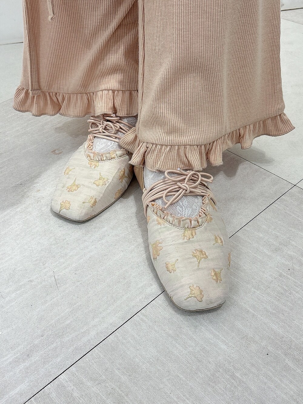 ベージュ系のキャミソール、ホワイト系のTシャツ/カットソー、ピンク系のスウェットパンツを着用したレディースの夏コーディネートの8枚目の写真