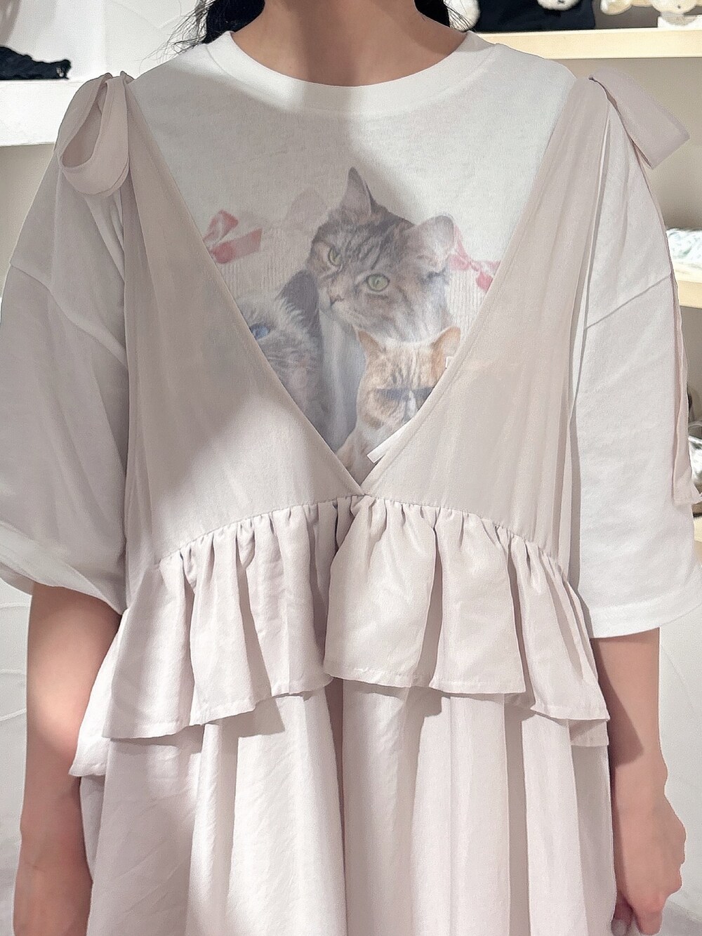 ホワイト系のTシャツ/カットソー、ホワイト系のワンピース、ホワイト系のスニーカーを着用したレディースの春コーディネートの8枚目の写真