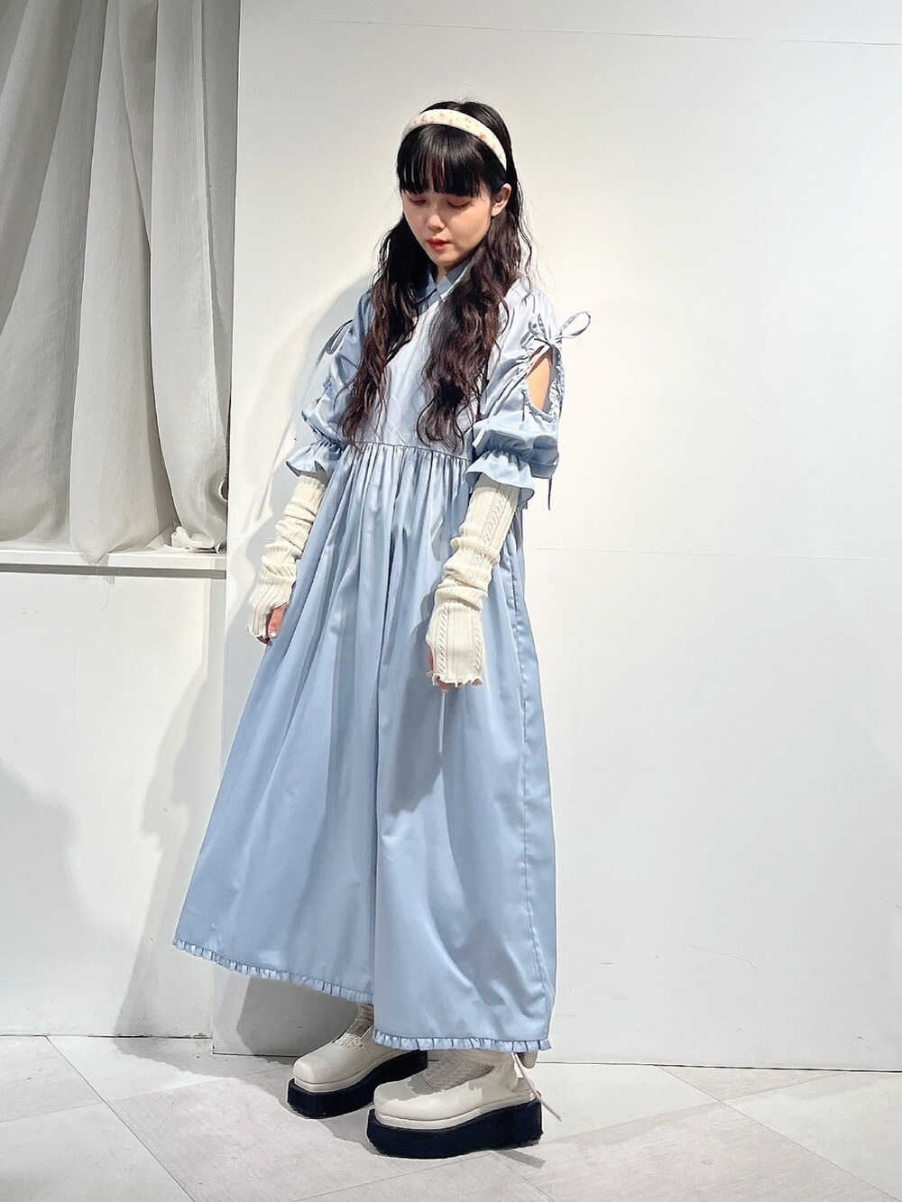 ブルー系のワンピース、ホワイト系のパンプス、ホワイト系のニット/セーターを着用したレディースの春コーディネートの3枚目の写真