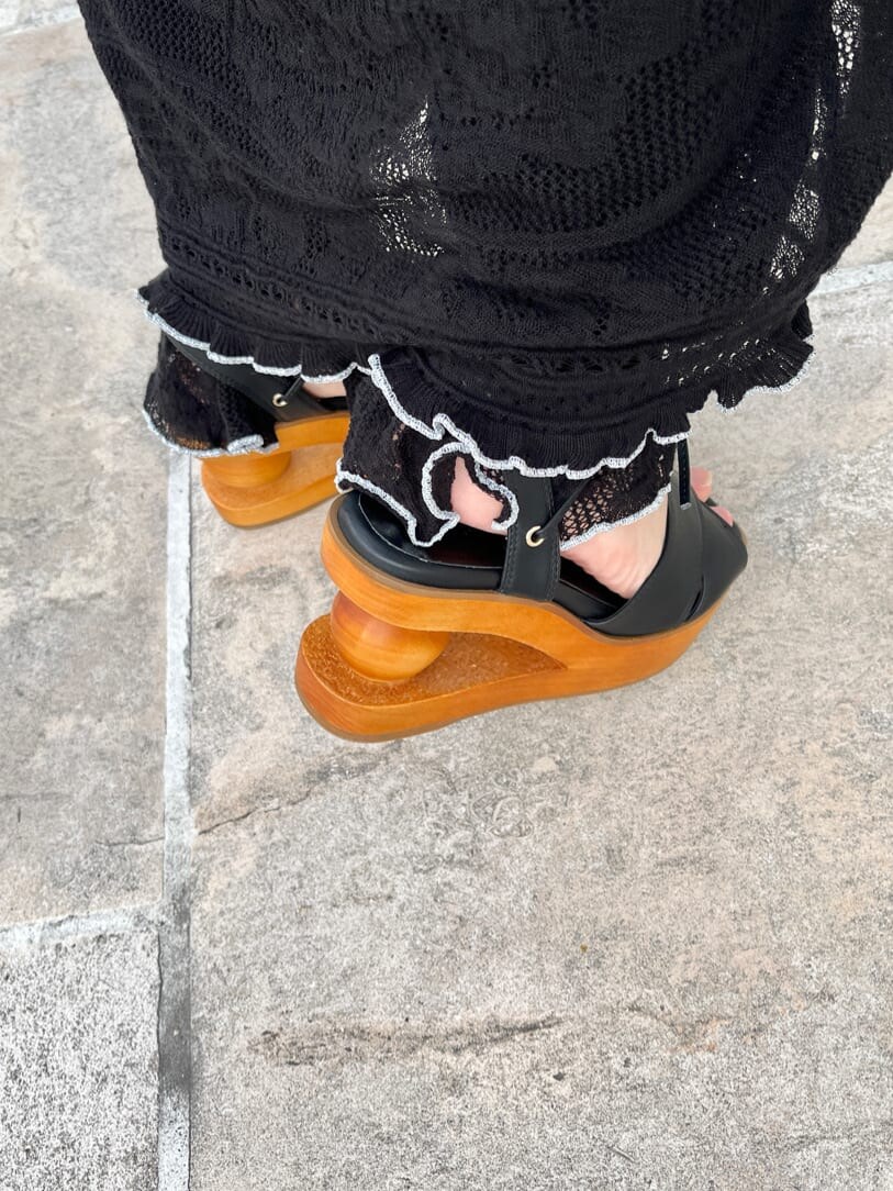 ブラック系のその他パンツ、ブラック系のサンダル、ブラック系のワンピースを着用したレディースの夏コーディネートの4枚目の写真