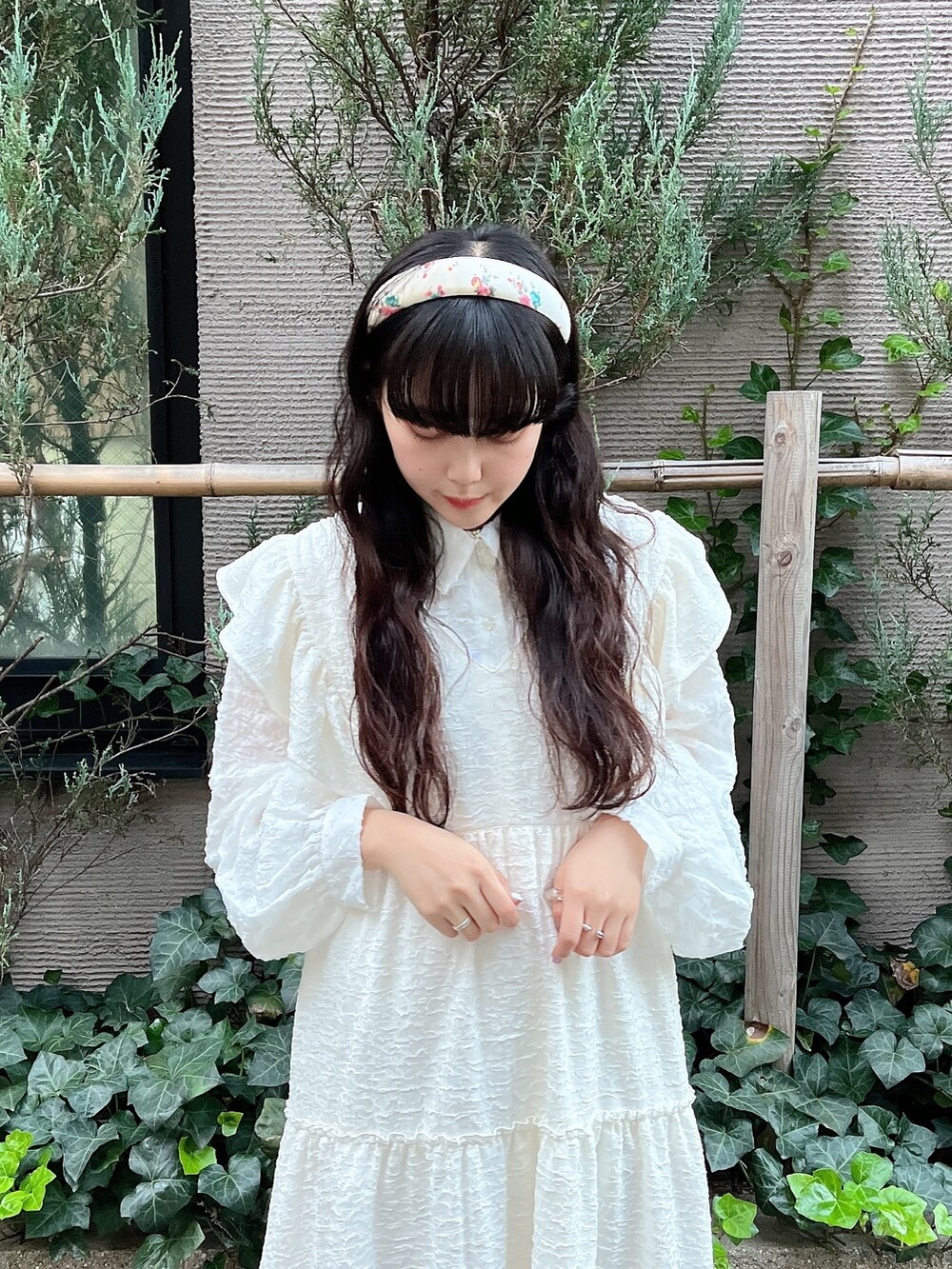 ホワイト系のシャツ/ブラウス、ホワイト系のワンピース、ホワイト系のパンプスを着用したレディースの冬コーディネートの4枚目の写真