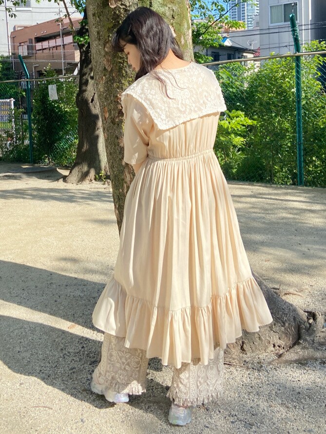 ホワイト系のその他パンツ、ホワイト系のワンピース、ホワイト系のサンダルを着用したレディースの春コーディネートの2枚目の写真