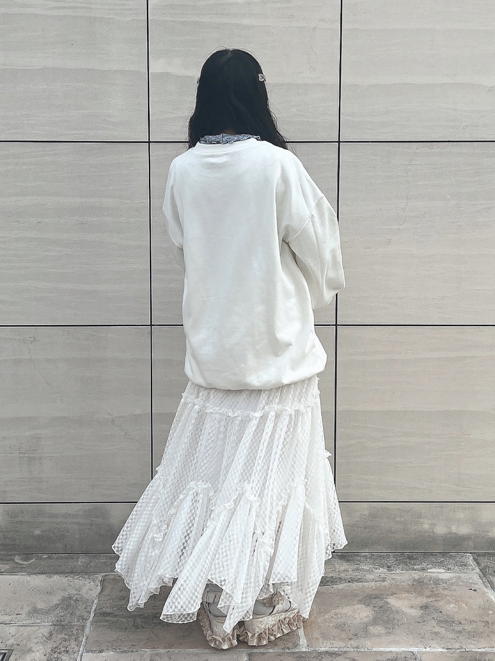 ホワイト系のスウェット、ブルー系のTシャツ/カットソー、ホワイト系のワンピースを着用したレディースの秋コーディネートの3枚目の写真