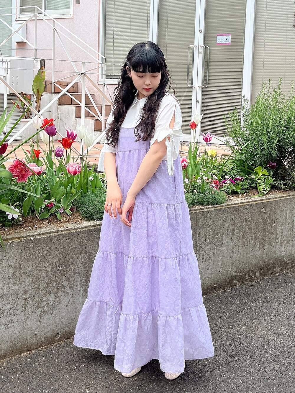 パープル系のワンピース、ホワイト系のパンプス、ホワイト系のシャツ/ブラウスを着用したレディースの春コーディネートの2枚目の写真