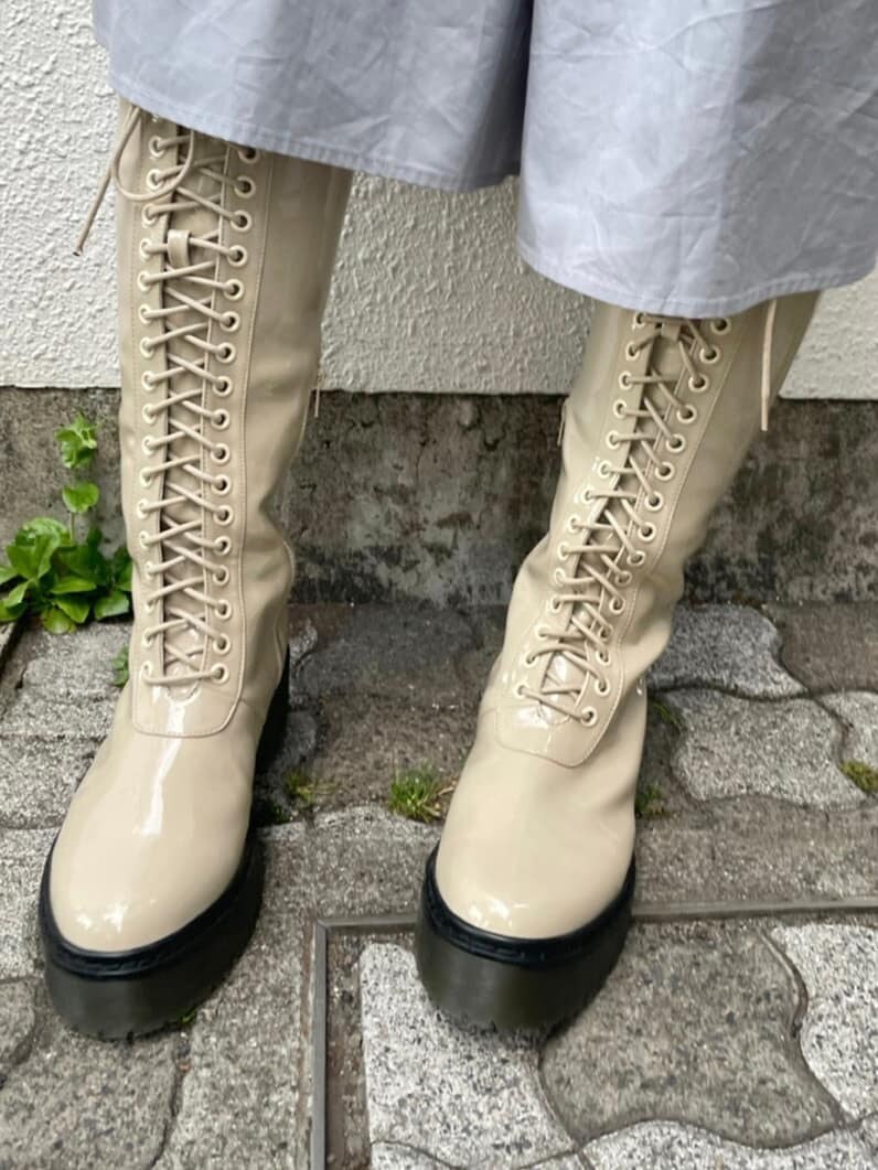 グレー系のワンピースを着用したレディースの夏コーディネートの5枚目の写真