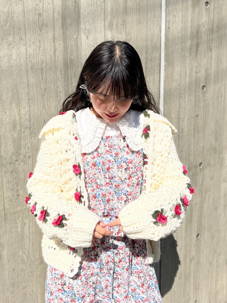 ホワイト系のシャツ/ブラウス、ピンク系のワンピース、ピンク系のその他シューズを着用したレディースの冬コーディネートの5枚目の写真