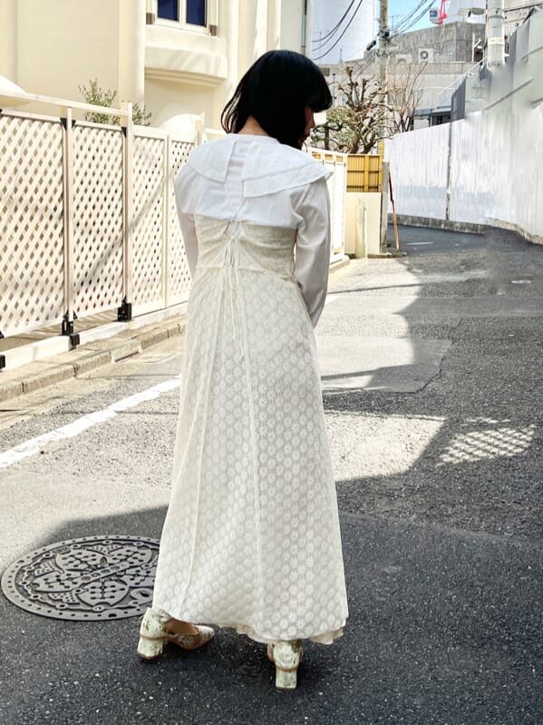 グリーン系のパンプス、ホワイト系のワンピース、ホワイト系のシャツ/ブラウスを着用したレディースの春コーディネートの2枚目の写真