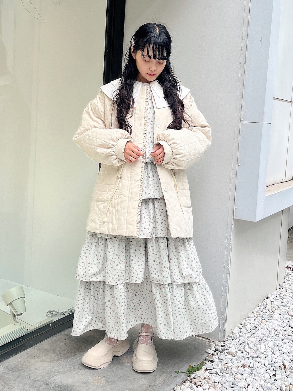 ホワイト系のシャツ/ブラウス、ホワイト系のブルゾン、グリーン系のジャンパースカートを着用したレディースの冬コーディネートの3枚目の写真