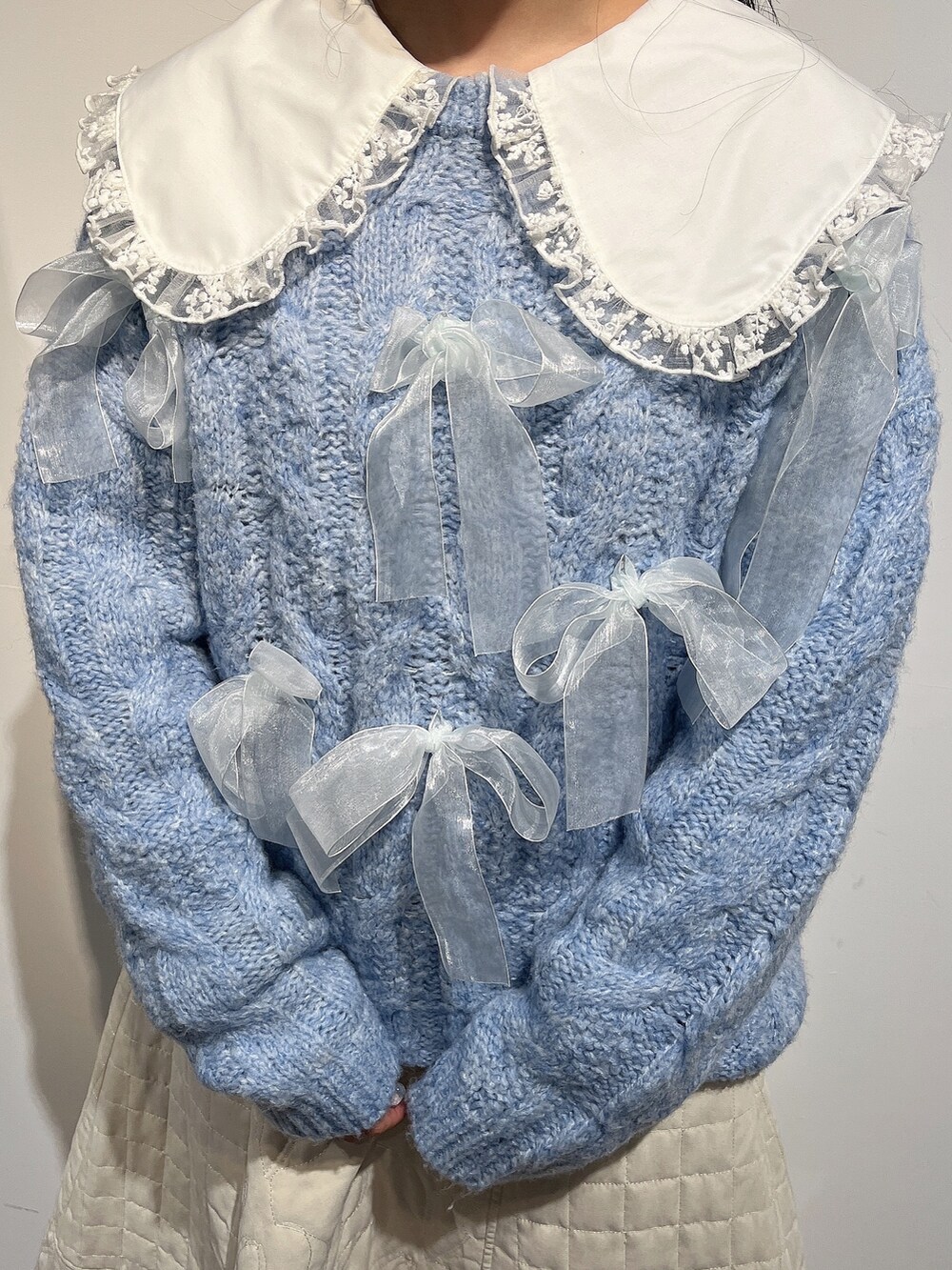 ホワイト系のシャツ/ブラウス、ブルー系のニット/セーター、ホワイト系のスカートを着用したレディースの秋コーディネートの7枚目の写真