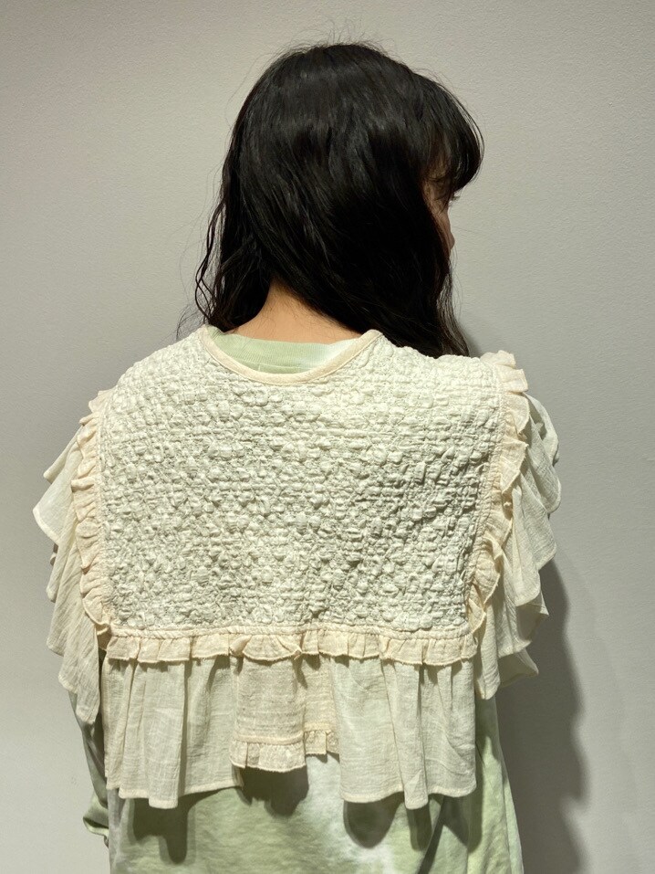 イエロー系のスカート、ゴールド系のその他シューズ、グリーン系のTシャツ/カットソーを着用したレディースの春コーディネートの4枚目の写真