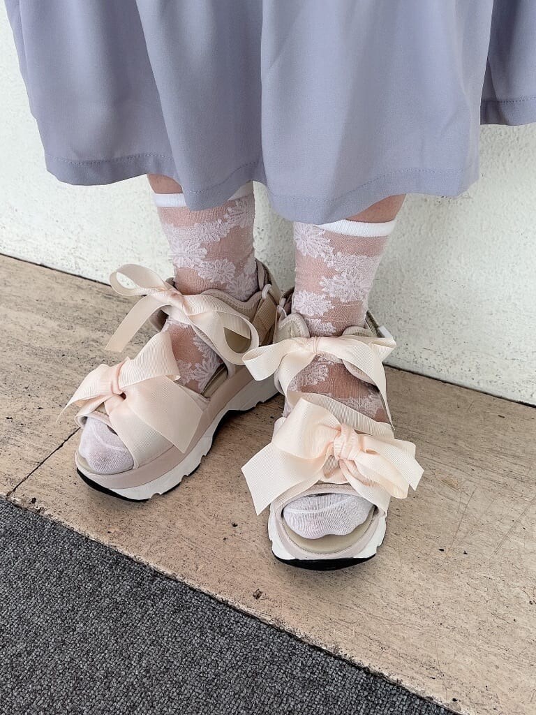 ブルー系のワンピース、ブラック系のサンダル、ホワイト系の付け襟を着用したレディースの夏コーディネートの4枚目の写真