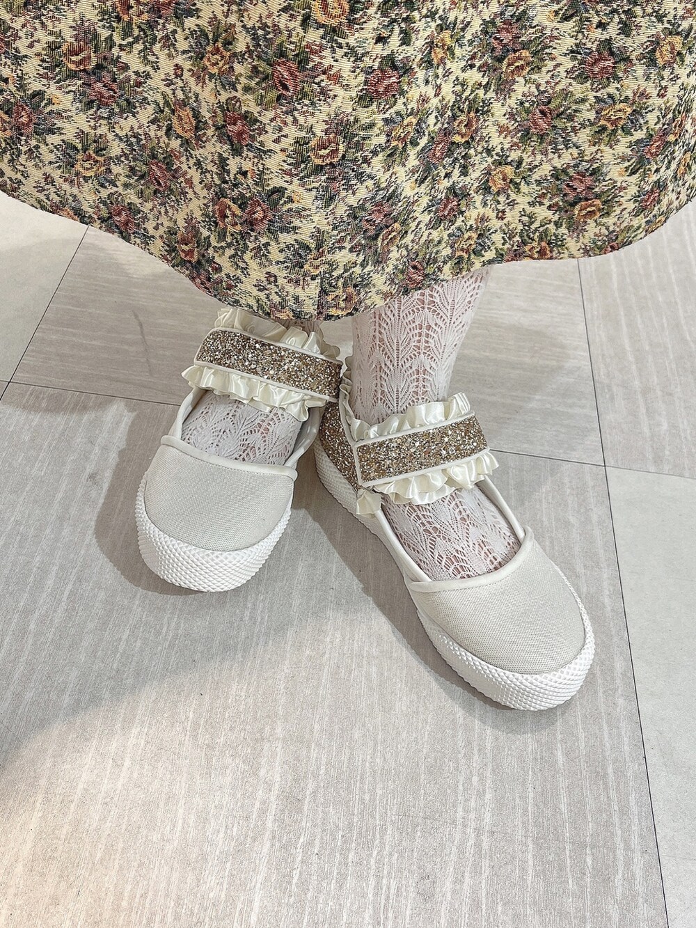 ホワイト系のシャツ/ブラウス、ベージュ系のジャンパースカート、ホワイト系のスニーカーを着用したレディースの秋コーディネートの9枚目の写真