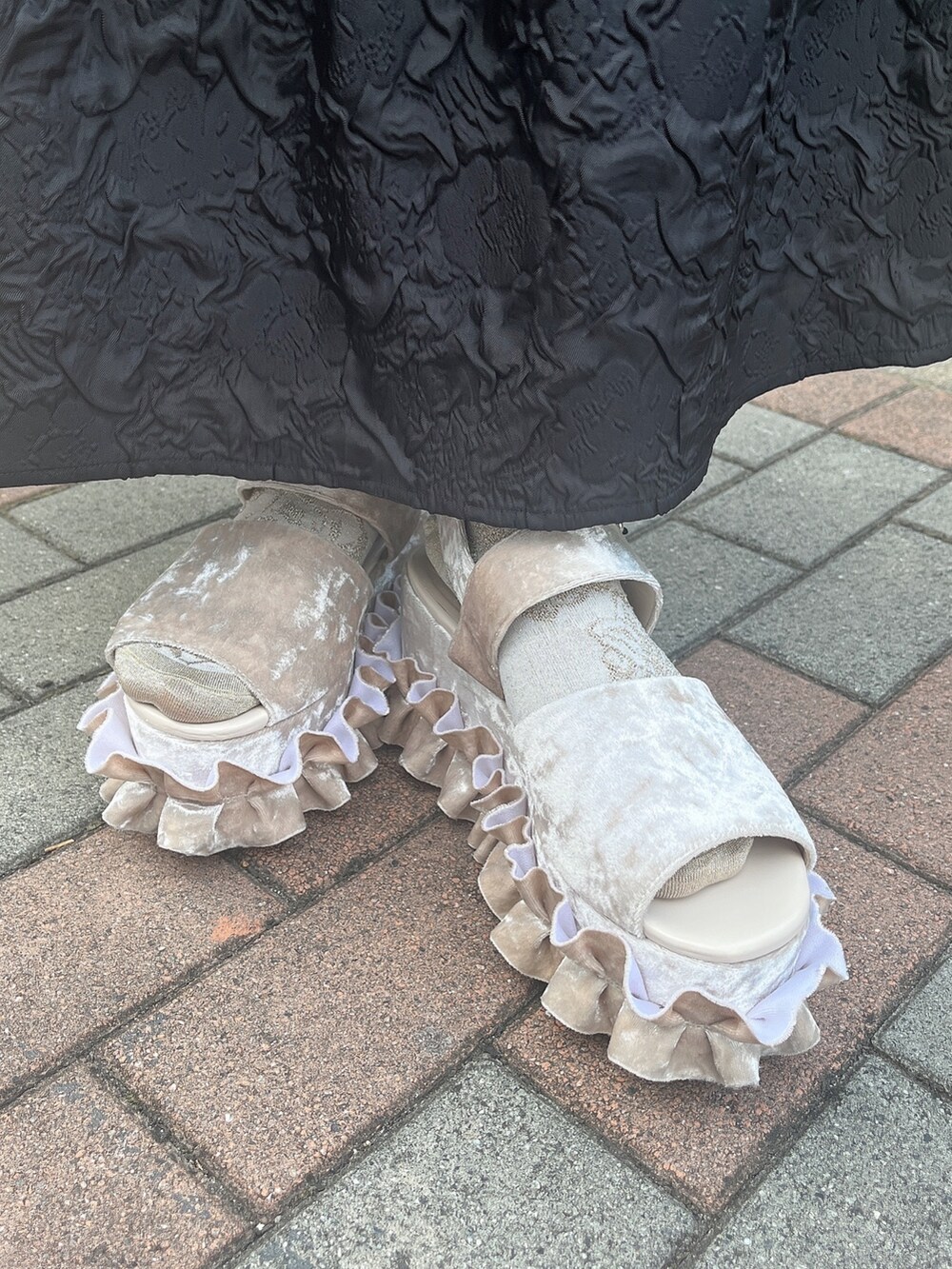 ホワイト系のシャツ/ブラウス、ブラック系のワンピース、ホワイト系のサンダルを着用したレディースの夏コーディネートの6枚目の写真