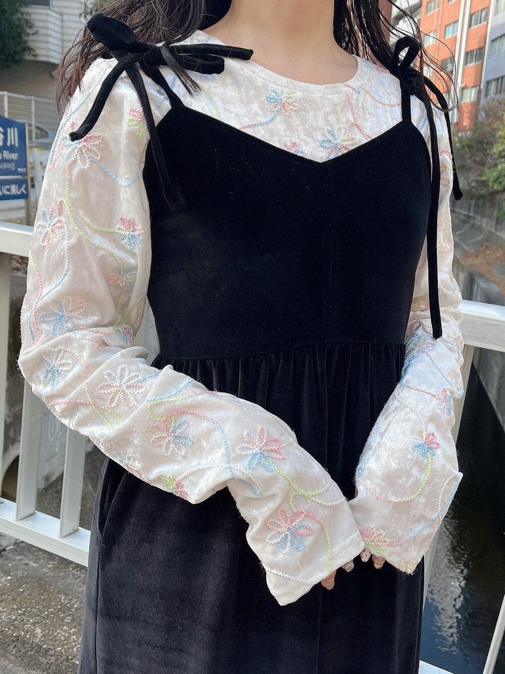 ホワイト系のTシャツ/カットソー、ブラック系のワンピース、ブラック系のパンプスを着用したレディースの冬コーディネートの7枚目の写真