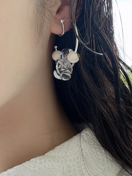 ホワイト系のシャツ/ブラウス、ホワイト系のスカート、ホワイト系のパンプスを着用したレディースの夏コーディネートの4枚目の写真