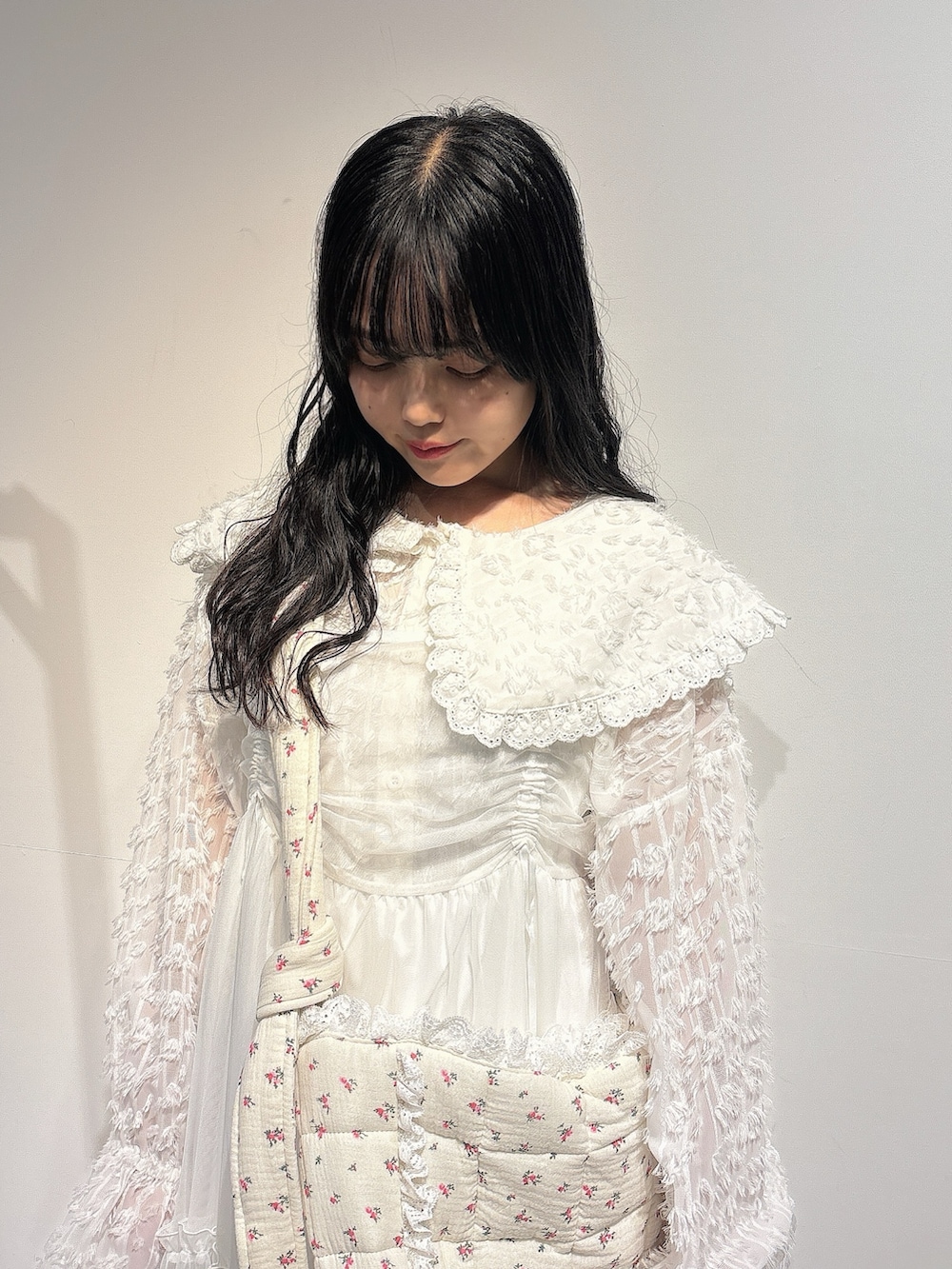 ホワイト系のシャツ/ブラウス、ピンク系のショルダーバッグ、ホワイト系のワンピースを着用したレディースの秋コーディネートの5枚目の写真