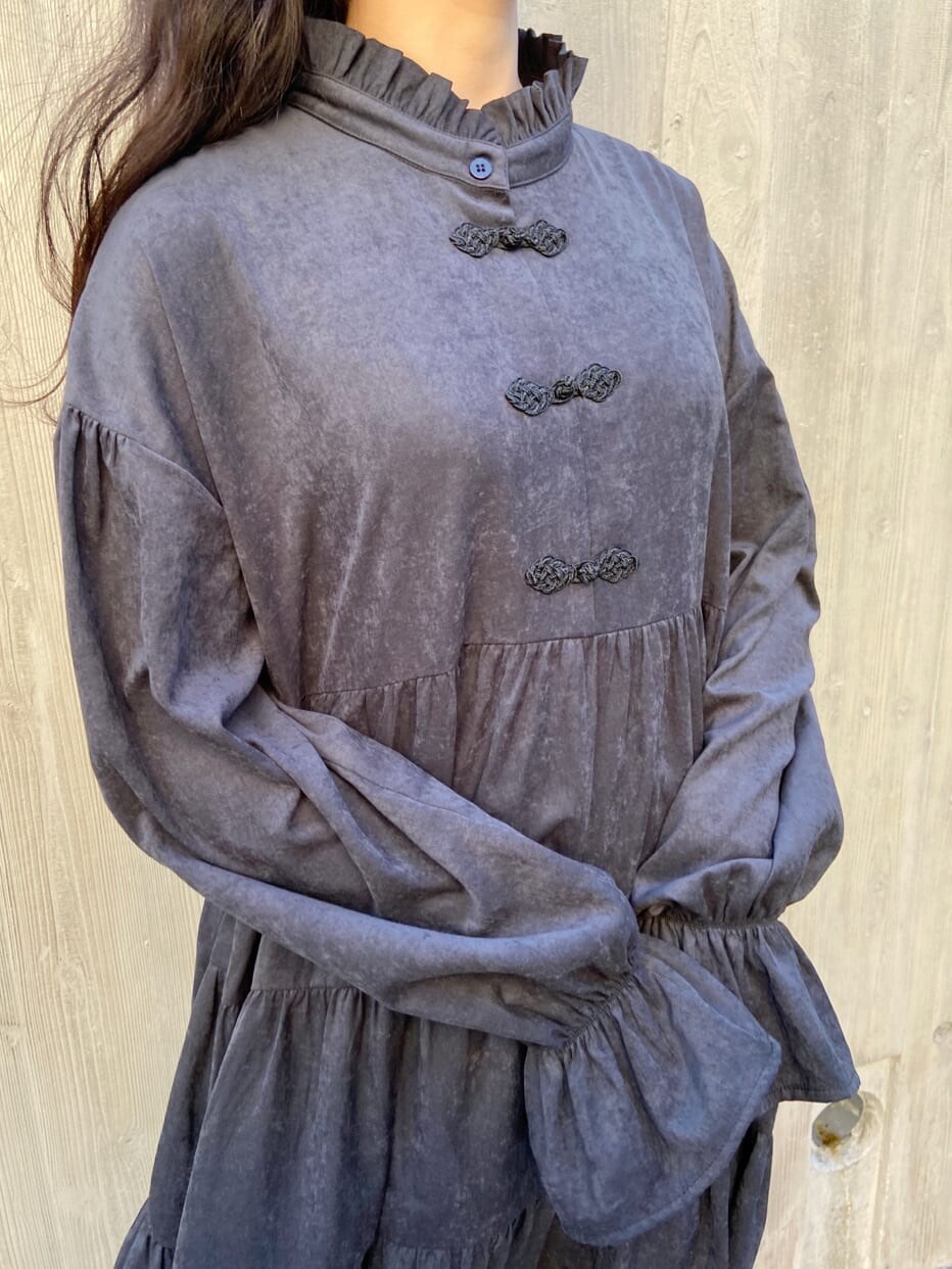 ホワイト系のブルゾン、ブラック系のワンピース、ホワイト系のスニーカーを着用したレディースの冬コーディネートの6枚目の写真