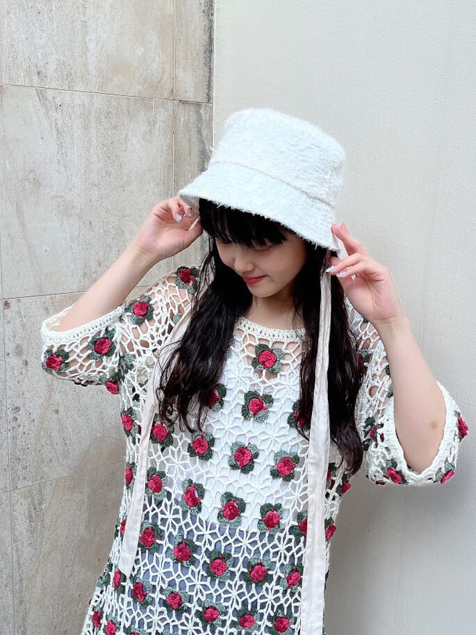 ブルー系のドレスシューズ、ホワイト系のチュニック、ブルー系のその他パンツを着用したレディースの夏コーディネートの2枚目の写真