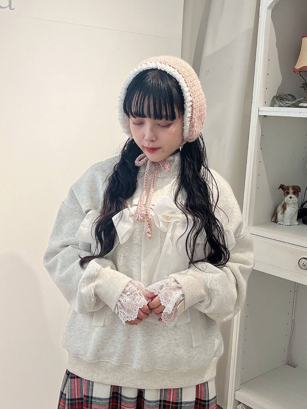 ホワイト系のスウェット、ホワイト系のニット/セーター、ホワイト系のスカートを着用したレディースの秋コーディネートの5枚目の写真