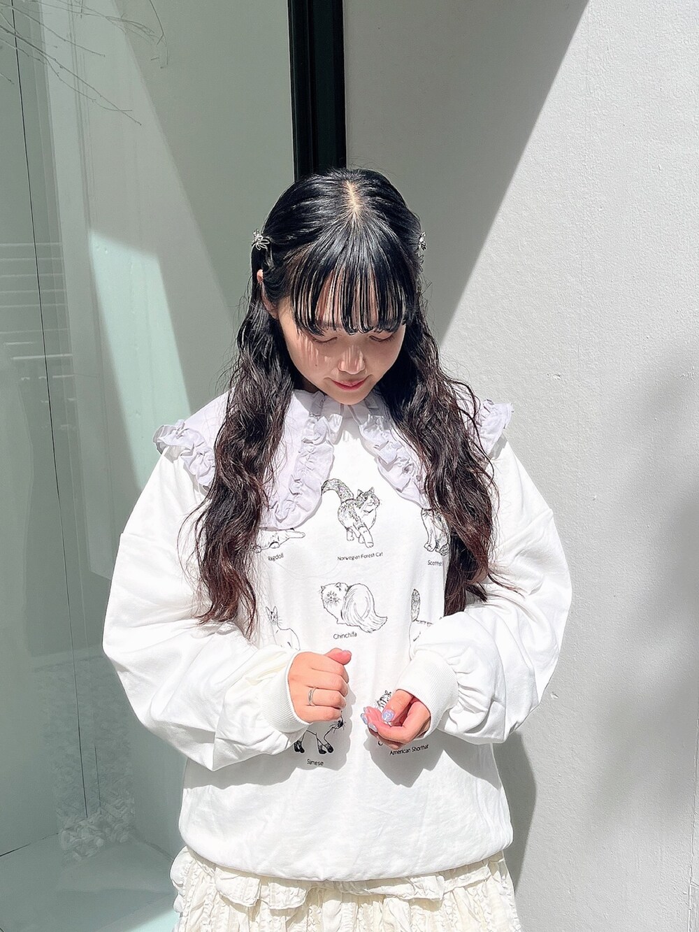 ブルー系のシャツ/ブラウス、ホワイト系のスウェット、ホワイト系のスカートを着用したレディースの秋コーディネートの4枚目の写真