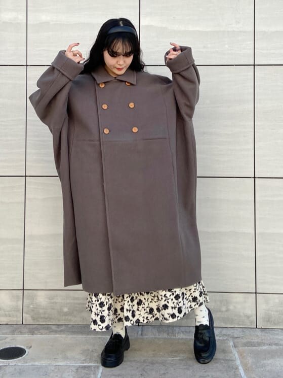 グリーン系のチェスターコート、ブラック系のシャツ/ブラウス、ブラック系のローファーを着用したレディースの冬コーディネートの3枚目の写真