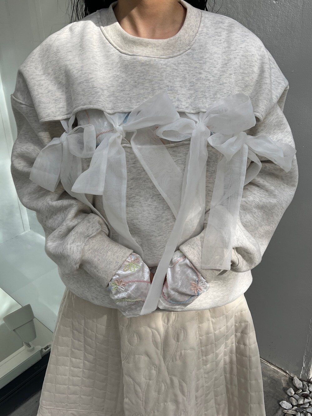 ホワイト系のスウェット、ホワイト系のTシャツ/カットソー、ホワイト系のスカートを着用したレディースの冬コーディネートの8枚目の写真