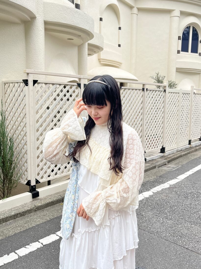 ホワイト系のワンピース、ホワイト系のその他トップス、ホワイト系のサンダルを着用したレディースの春コーディネートの2枚目の写真