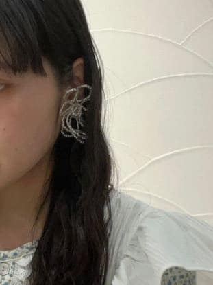 ホワイト系のワンピース、ブルー系のスニーカー、ブルー系のハンドバッグを着用したレディースの冬コーディネートの6枚目の写真