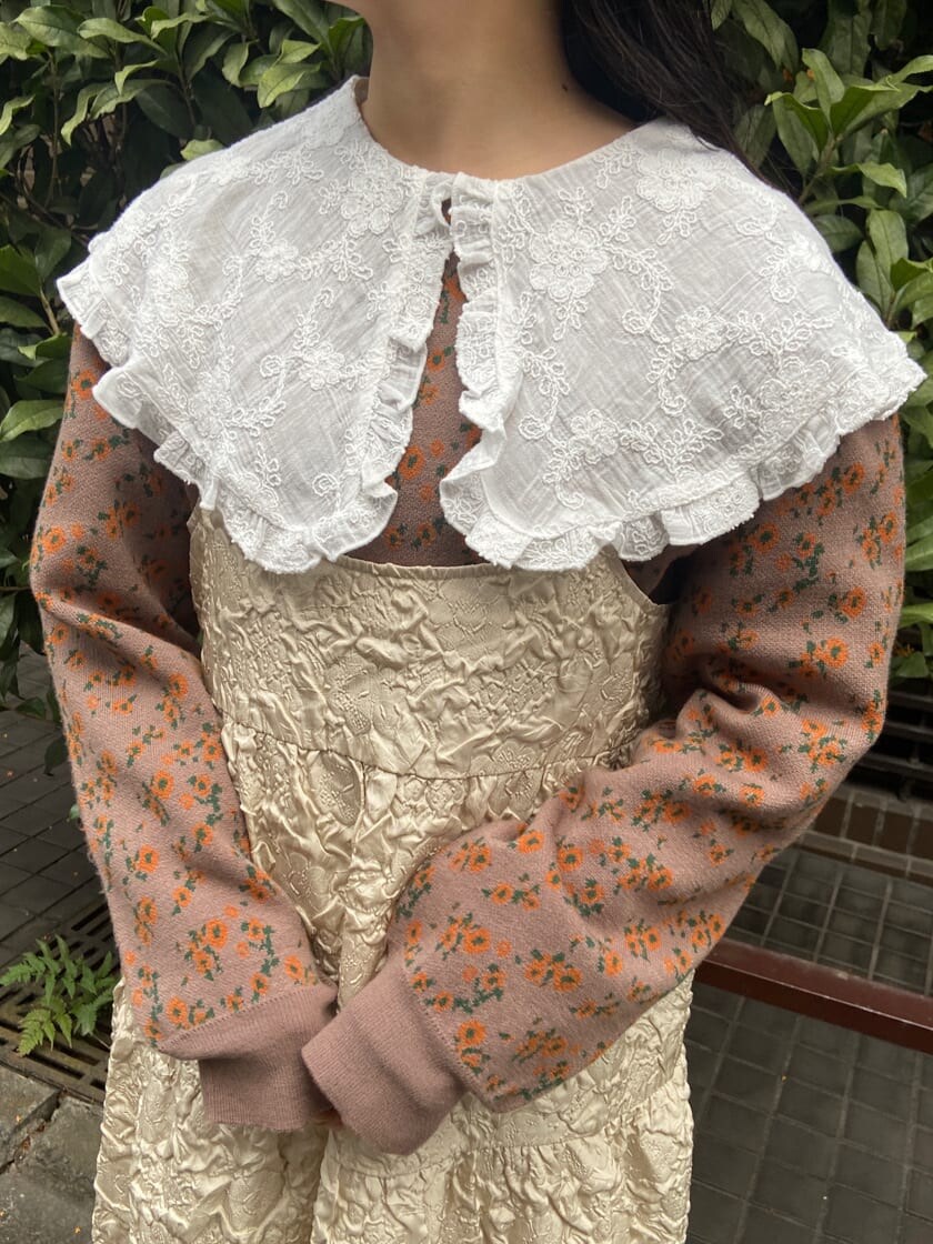 ベージュ系のワンピース、ホワイト系のシャツ/ブラウス、ホワイト系のローファーを着用したレディースの秋コーディネートの5枚目の写真