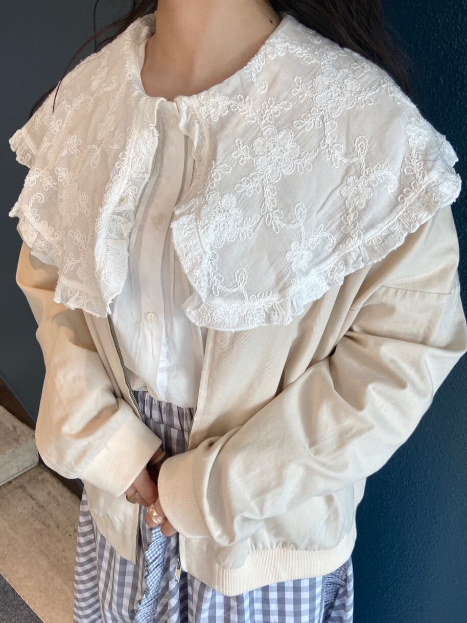 ホワイト系のブルゾン、グレー系のスカート、ホワイト系のシャツ/ブラウスを着用したレディースの秋コーディネートの5枚目の写真