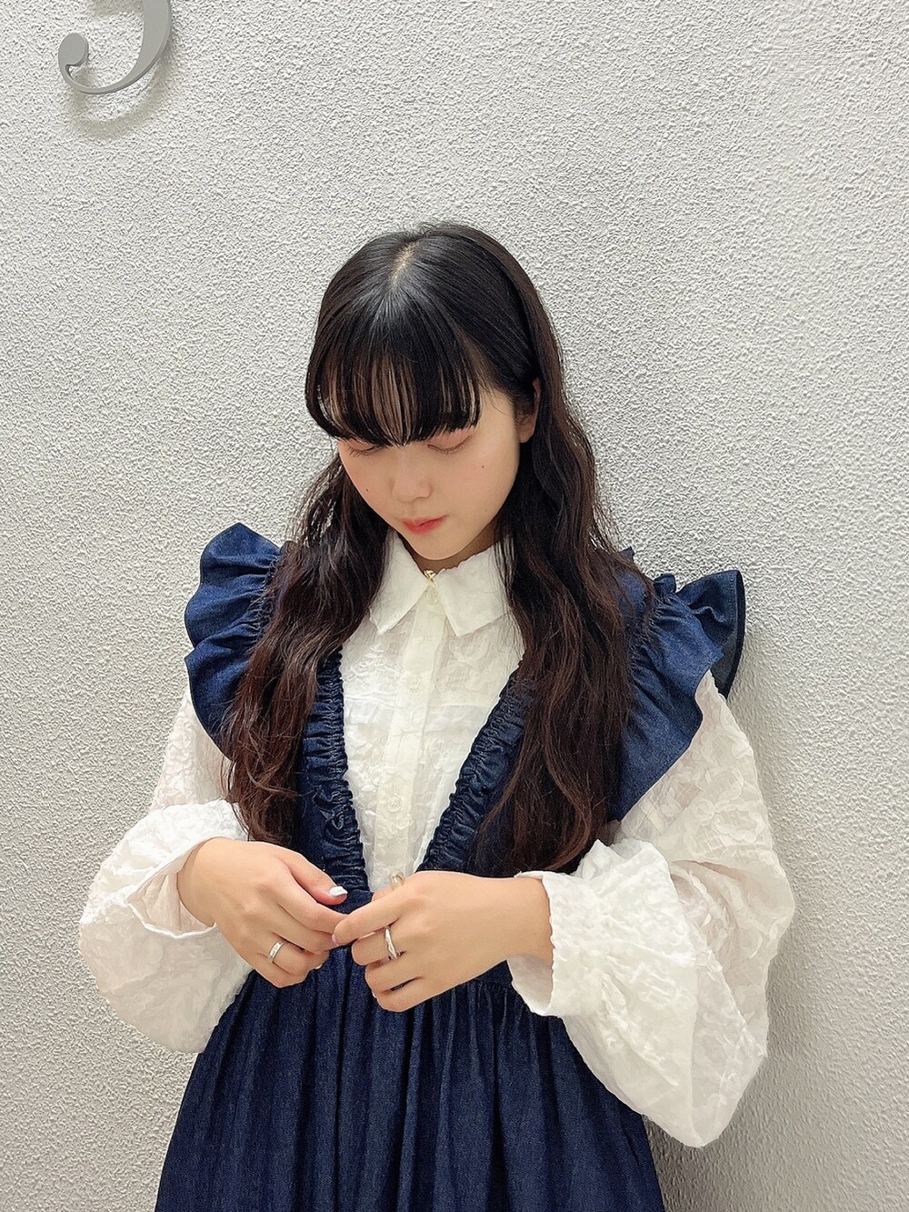 ホワイト系のシャツ/ブラウス、ホワイト系のパンプス、ブルー系のワンピースを着用したレディースの冬コーディネートの4枚目の写真