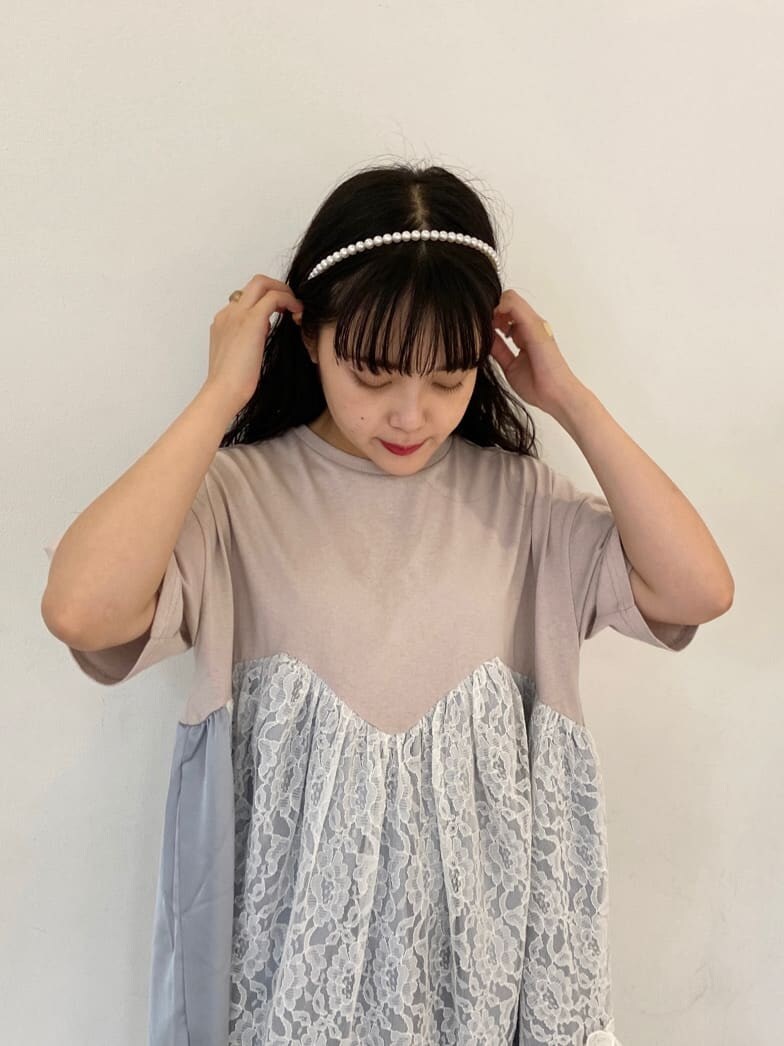 ホワイト系のサンダル、ピンク系のワンピース、ホワイト系のその他パンツを着用したレディースの夏コーディネートの4枚目の写真