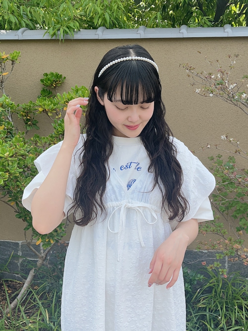 ホワイト系のパンプス、ホワイト系のワンピース、ホワイト系のTシャツ/カットソーを着用したレディースの夏コーディネートの4枚目の写真